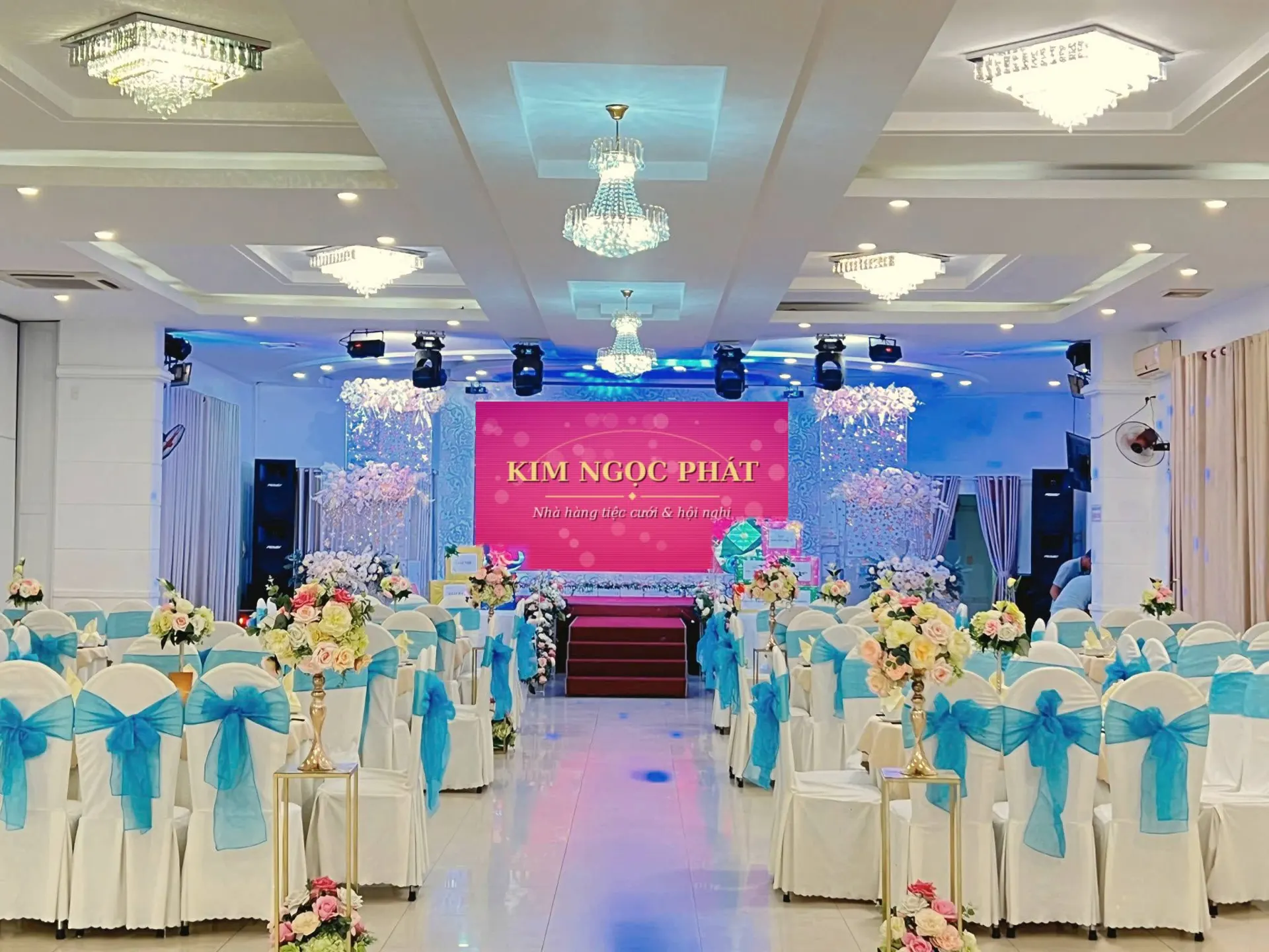 Sảnh tiệc với đèn chùm pha lê và sân khấu
