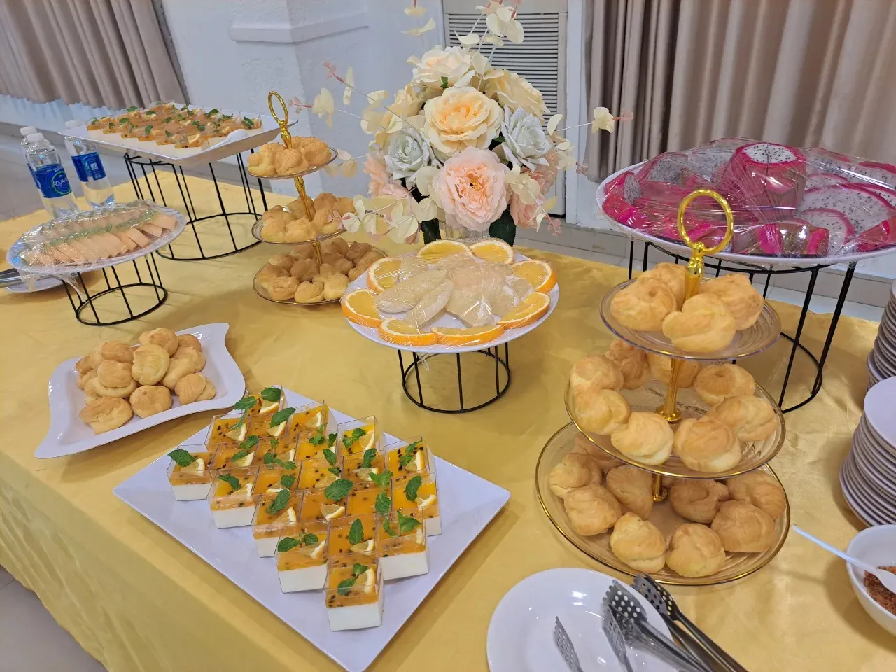 Bàn teabreak bánh ngọt và trái cây cho hội thảo